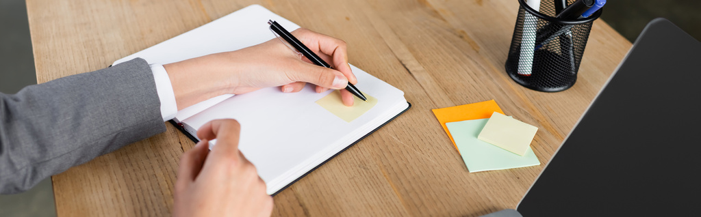 Vista cortada de empresária escrevendo no caderno com nota pegajosa, banner  - Foto, Imagem