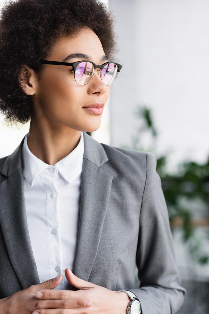 Αφροαμερικανή επιχειρηματίας με γυαλιά κοιτάζοντας αλλού  - Φωτογραφία, εικόνα
