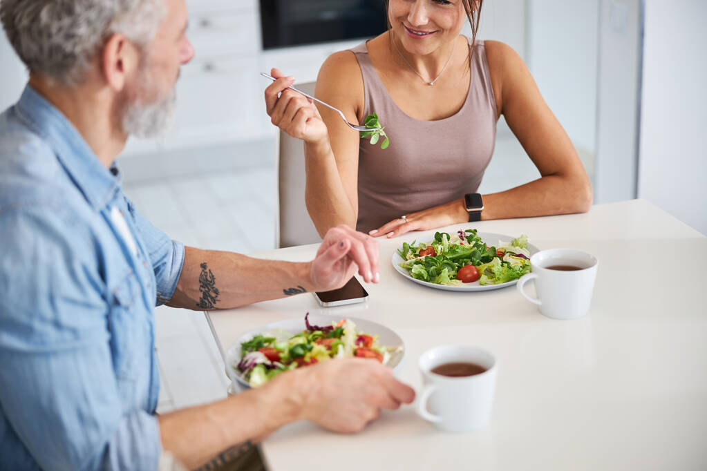 Nahaufnahme einer zarten Frau, die Salat isst - Foto, Bild