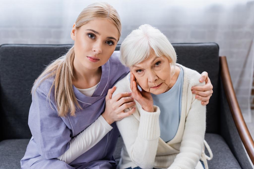 sosiaalityöntekijä halaa dementiaan sairastunutta iäkästä naista - Valokuva, kuva