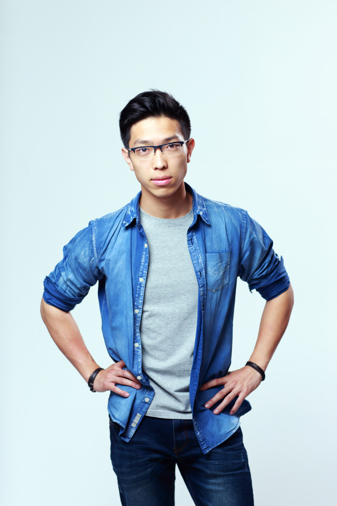 Joven guapo asiático hombre en gafas
 - Foto, imagen