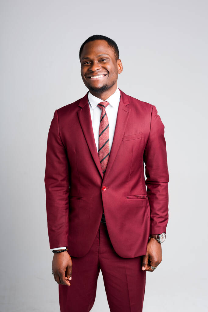 Schöner afrikanischer amerikanischer Geschäftsmann lächelt schneeweißes Lächeln und blickt in die Kamera - Foto, Bild