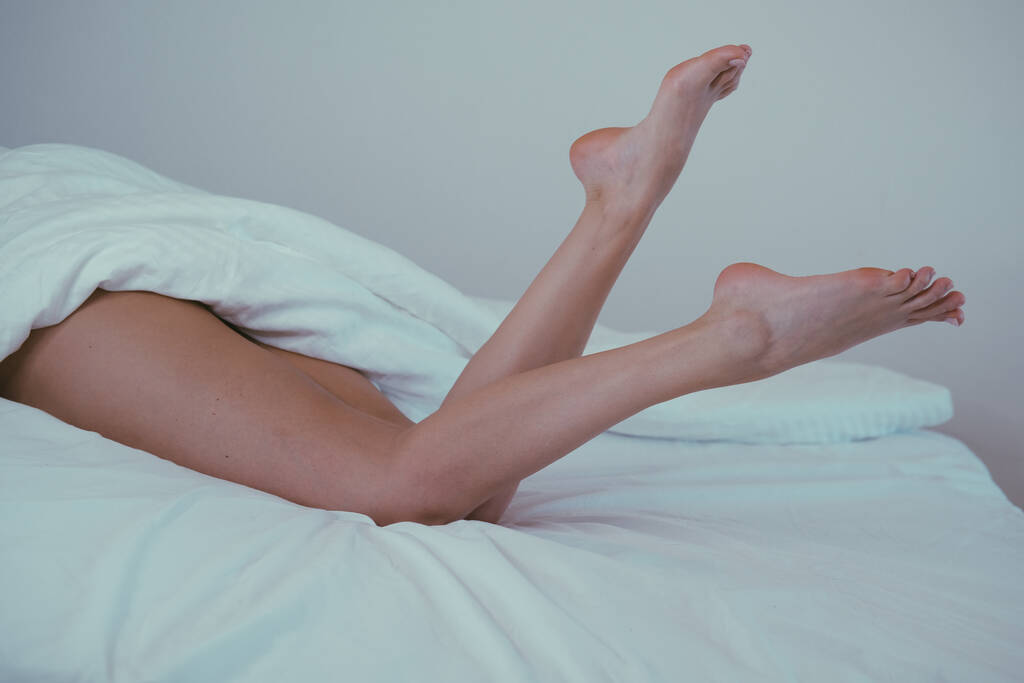 As pernas femininas fecham. Tratamento de spa para pés. Pernas femininas em um fundo branco - Foto, Imagem