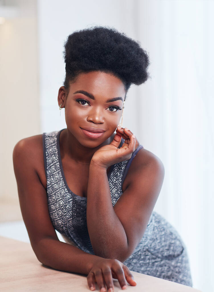 retrato de hermosa joven afroamericana con peinado afro - Foto, Imagen