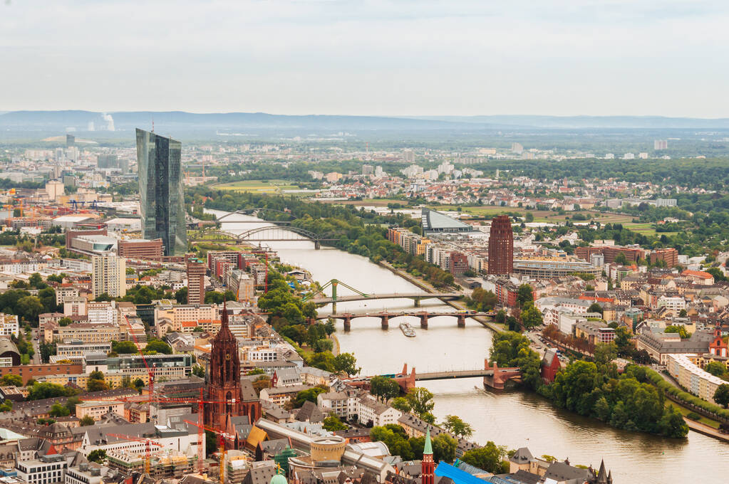 Frankfurt nad Menem, Niemcy - 28 sierpnia 2015: Panorama Frankfurtu nad Menem w Niemczech, z przeprawą przez rzekę Main  - Zdjęcie, obraz