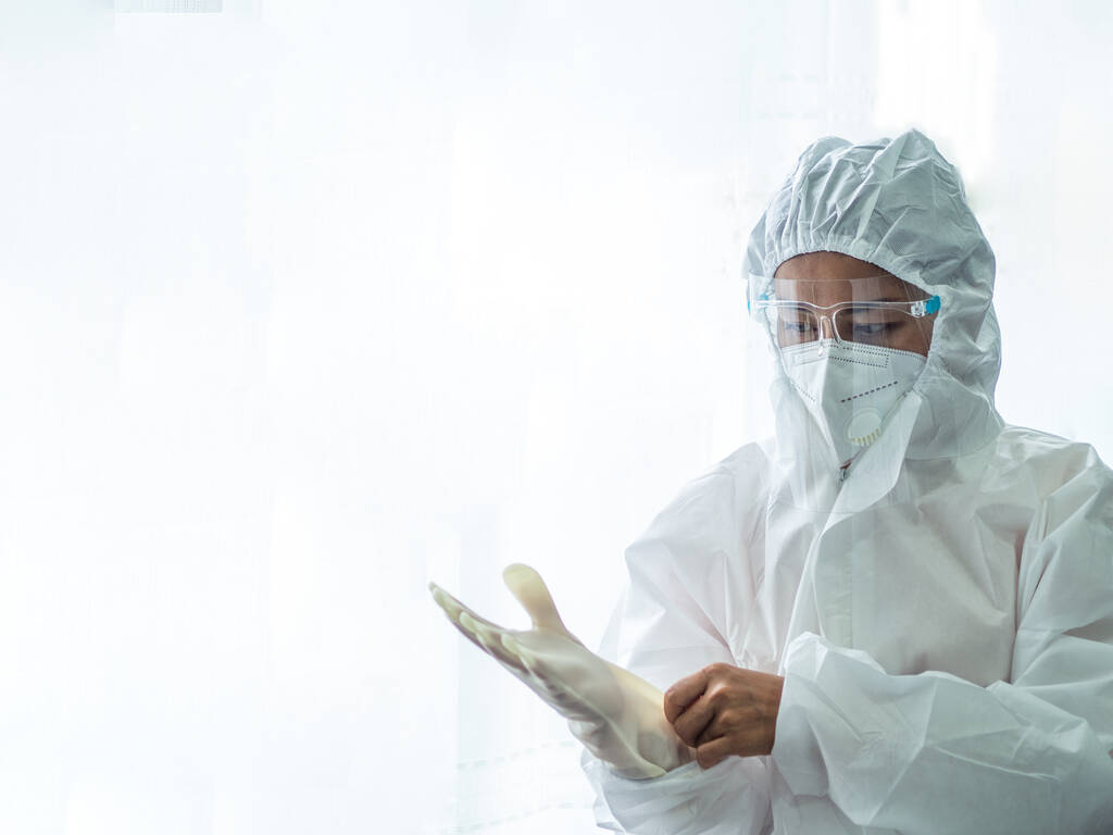 kobieta lekarz w PPE (Personal Protective Equipment) do pracy w Covid19 oddział i wzrost ryzyka leczenia - Zdjęcie, obraz