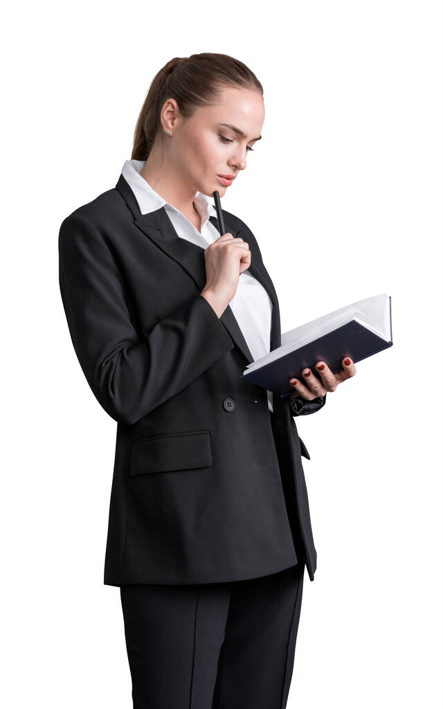 Ελκυστική νεαρή γυναίκα κρατά ένα σημειωματάριο και μελετώντας πώς να βελτιστοποιήσει την επιχειρηματική διαδικασία για την ενίσχυση των πωλήσεων της εταιρείας. Επιχειρηματική γυναίκα απομονωμένη σε λευκό φόντο - Φωτογραφία, εικόνα