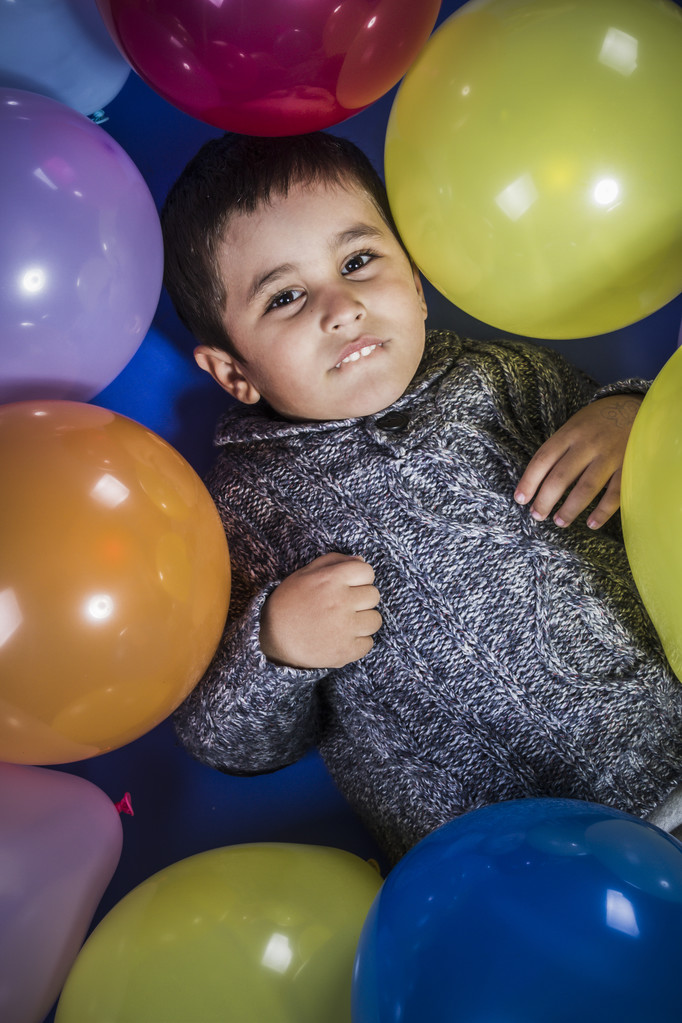 παιδί παίζει με μπαλόνια - Φωτογραφία, εικόνα