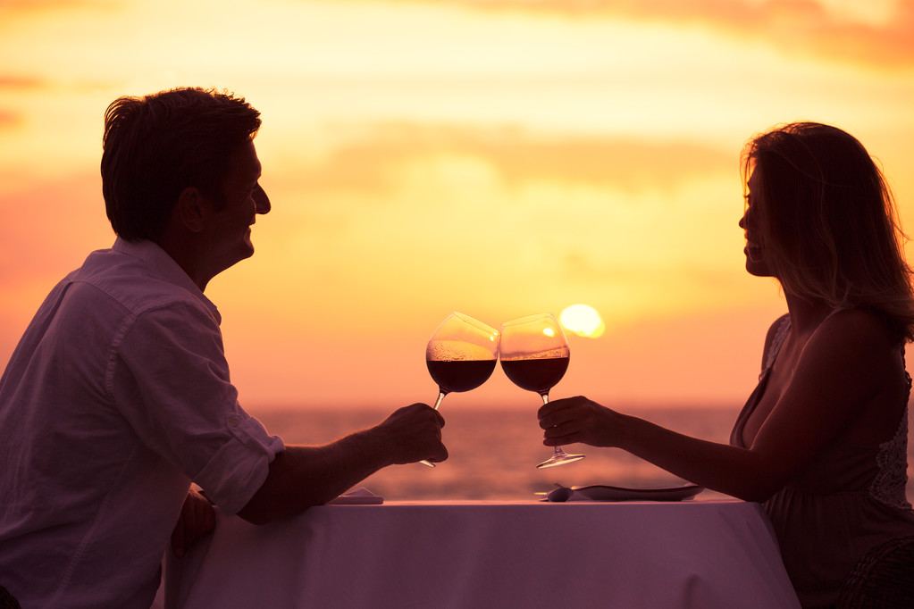 Pari nauttii romanttinen auringonlasku illallinen
 - Valokuva, kuva