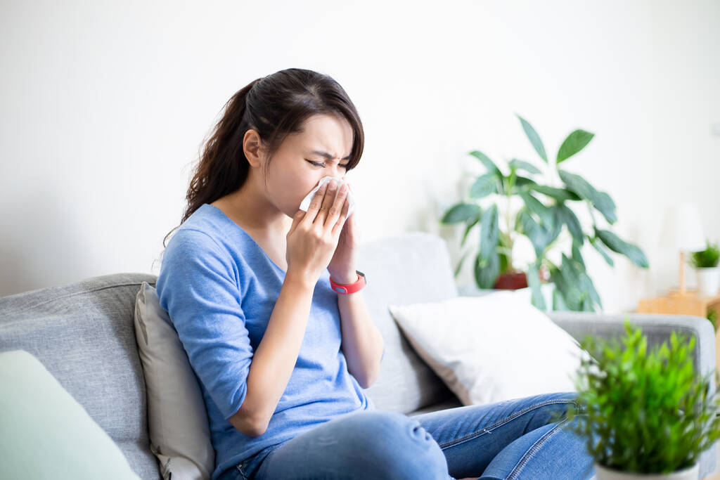 malato asiatico donna starnuto con tessuto in il soggiorno a casa - Foto, immagini