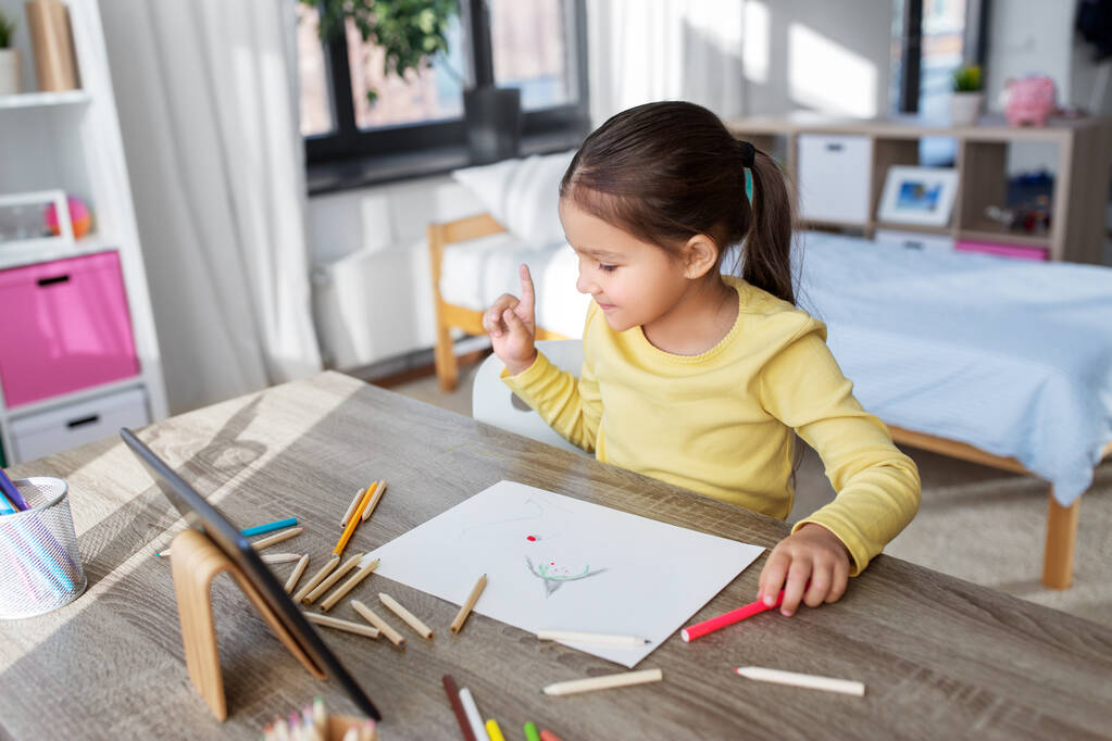 holčička kreslení s zbarvení tužky doma - Fotografie, Obrázek