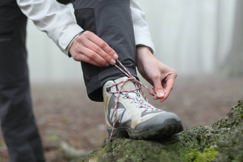Detailní záběr turisty ruce vázání tkaničky na boty v horách - Fotografie, Obrázek