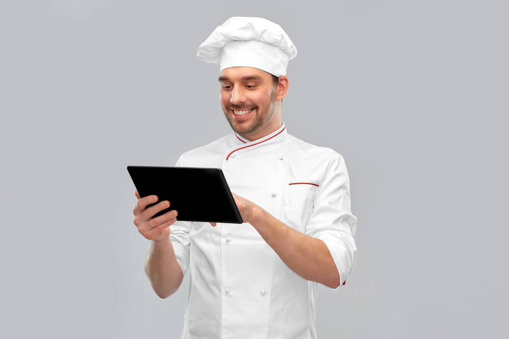 szczęśliwy uśmiechnięty kucharz z tabletem komputer PC - Zdjęcie, obraz