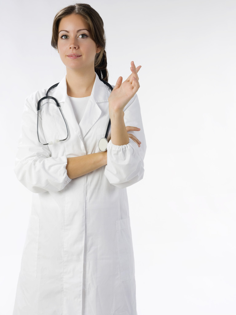pěkný doktor v bílých lékařských šatech a stetoskopem kolem krku - Fotografie, Obrázek