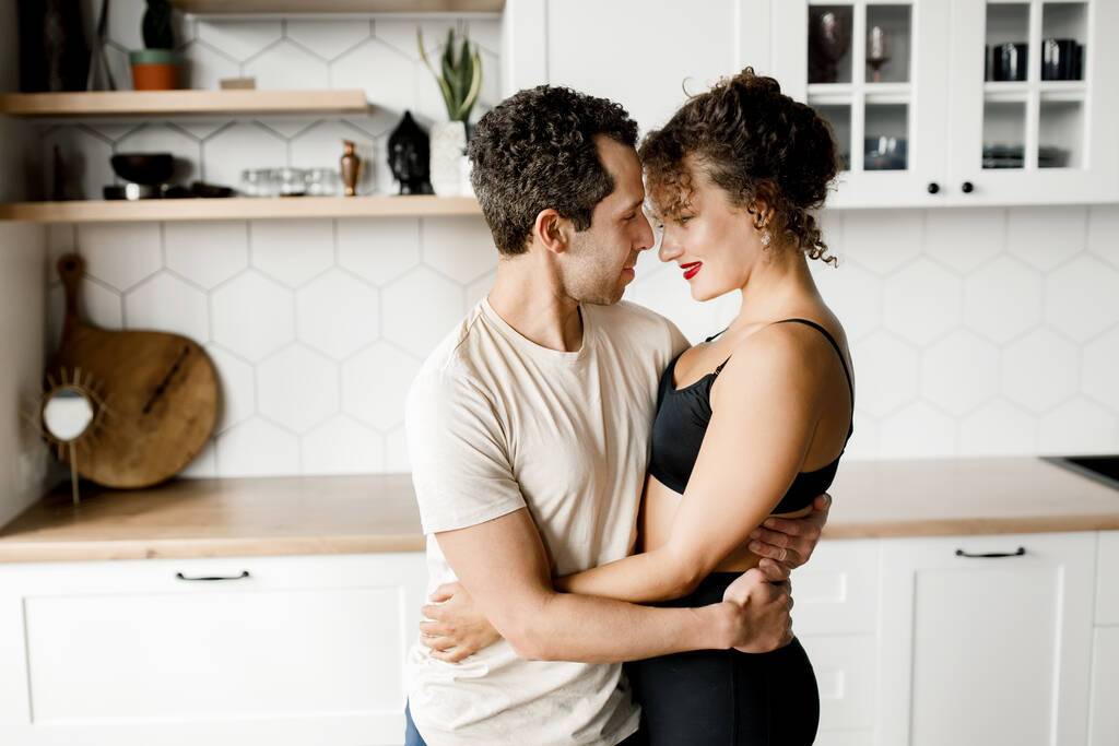 junges verliebtes Paar umarmt sich - Foto, Bild