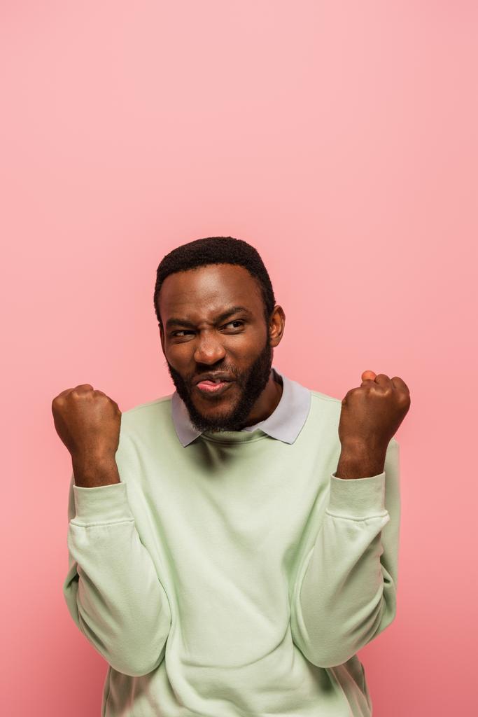 Aufgeregter Afroamerikaner zeigt Ja-Geste isoliert auf rosa  - Foto, Bild