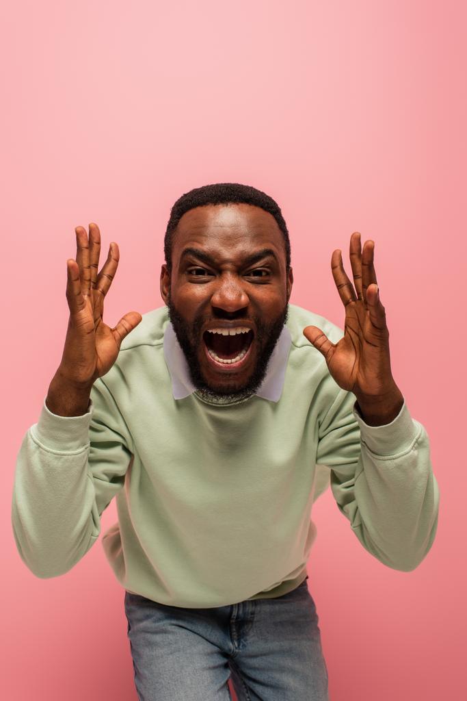 Naštvaný africký Američan křičí na kameru izolované na růžové  - Fotografie, Obrázek
