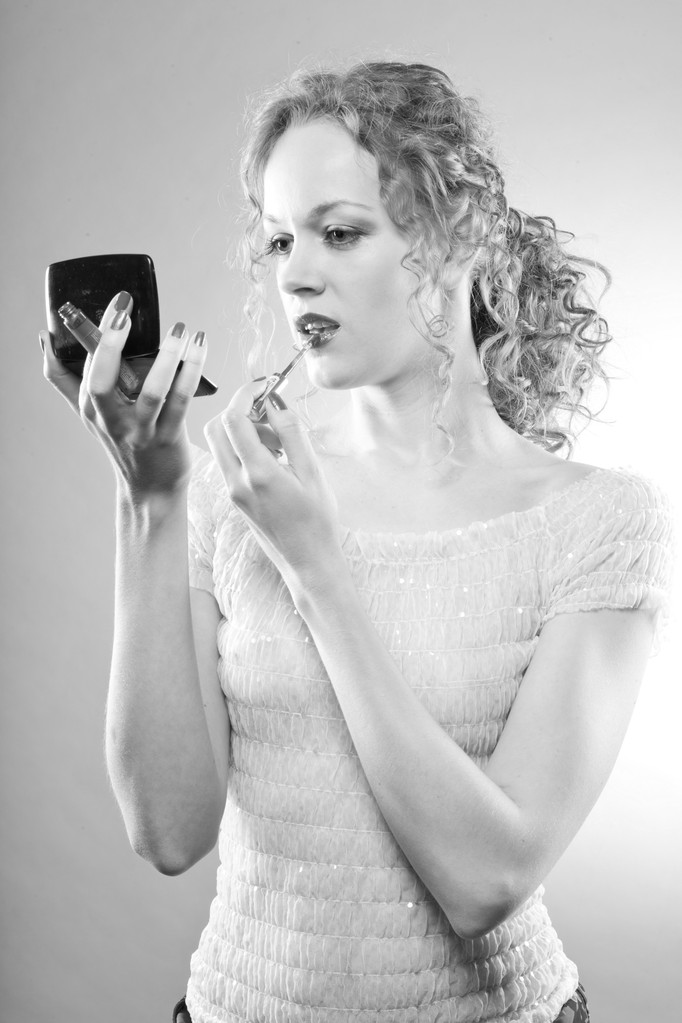 Mujer bonita aplicando maquillaje con polvo
 - Foto, imagen