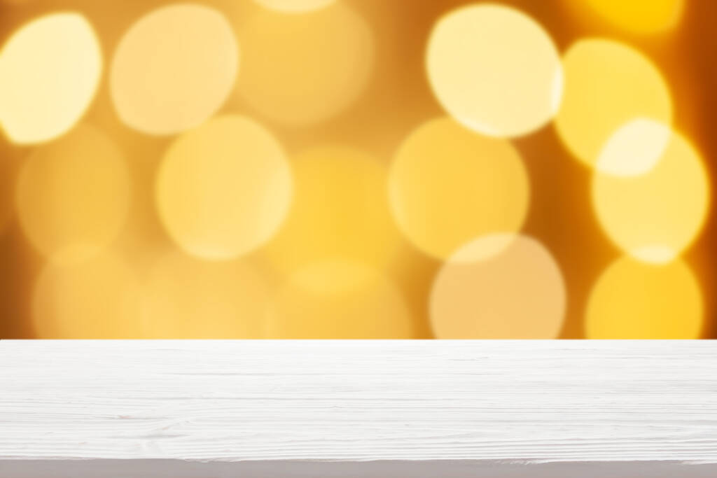 wit hout tafelblad op wazig geel kerstboom verlichting achtergrond - Foto, afbeelding