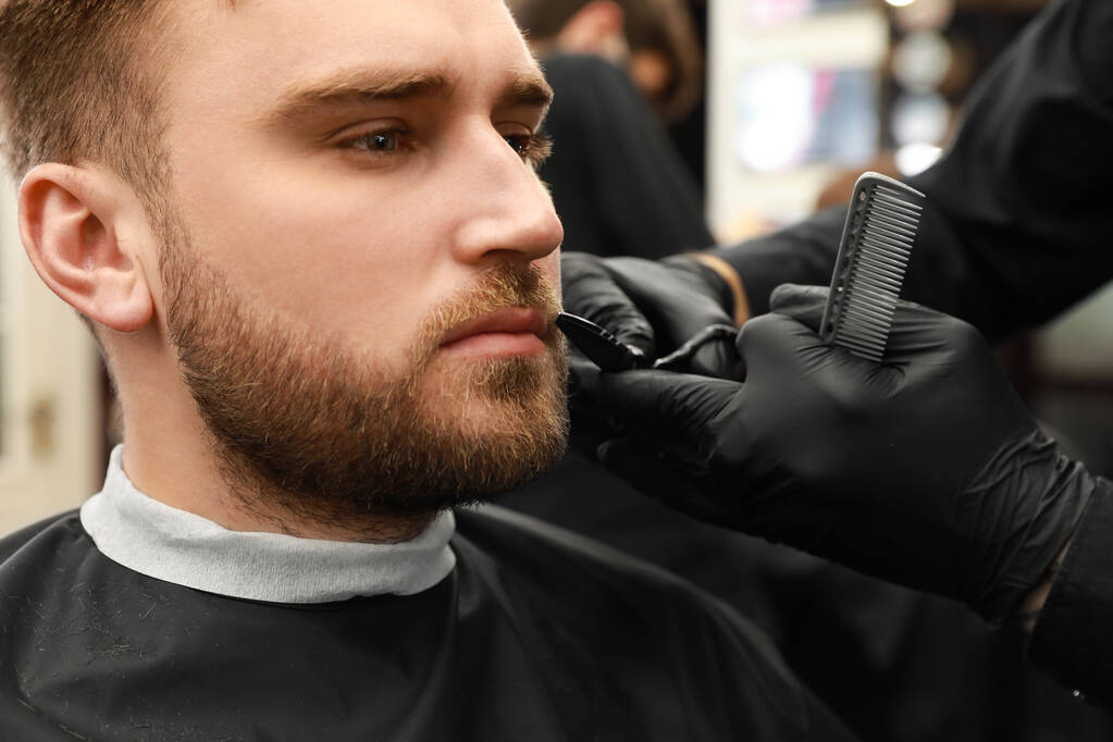 Професійний перукар, що працює з клієнтом у перукарні, крупним планом
  - Фото, зображення