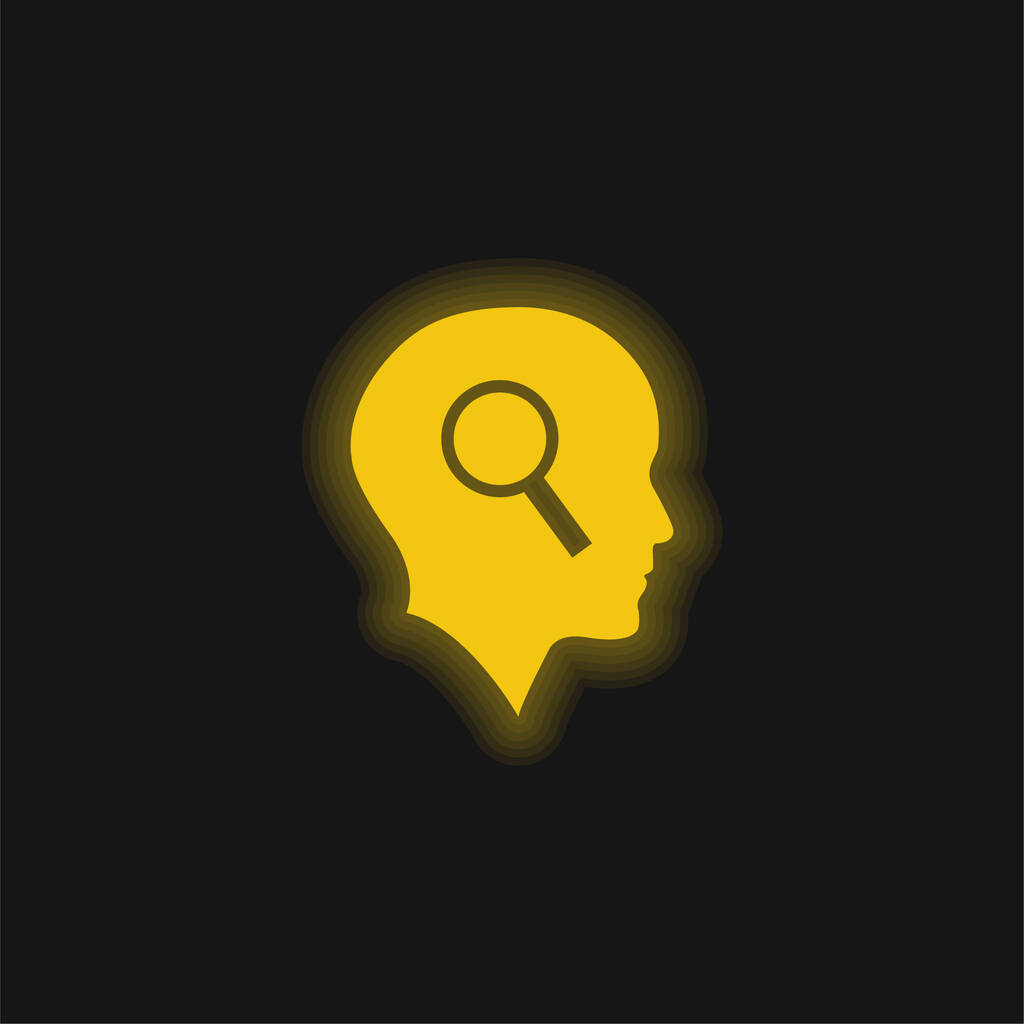 Лысая голова с увеличительным стеклом желтый светящийся неоновый значок - Вектор,изображение
