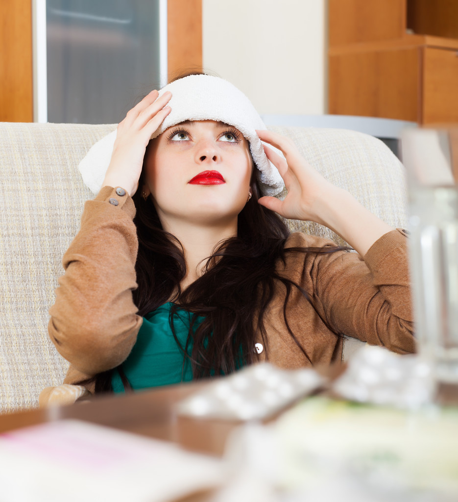 triest jonge vrouw met hoofdpijn   - Foto, afbeelding