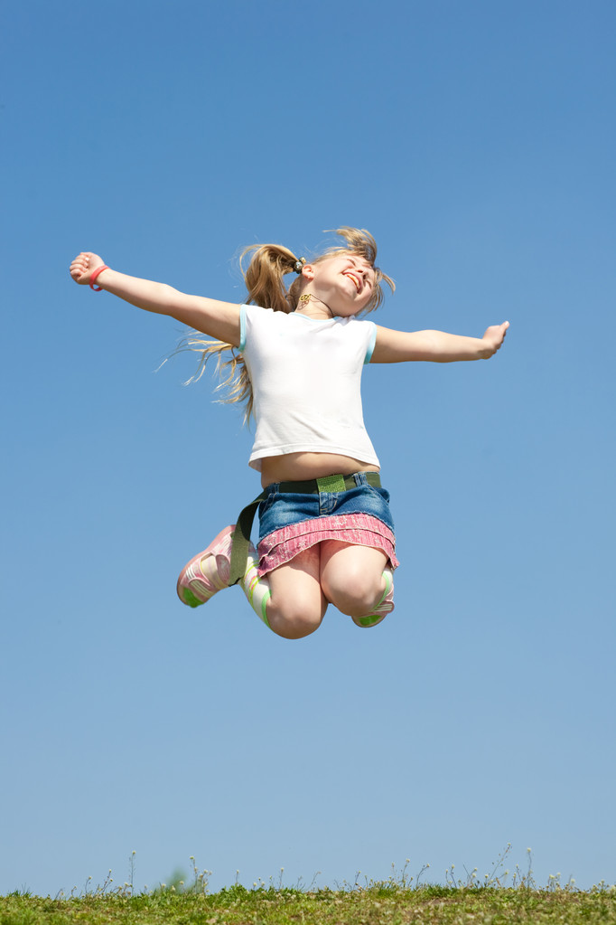 Bambina che salta contro il bel cielo
 - Foto, immagini