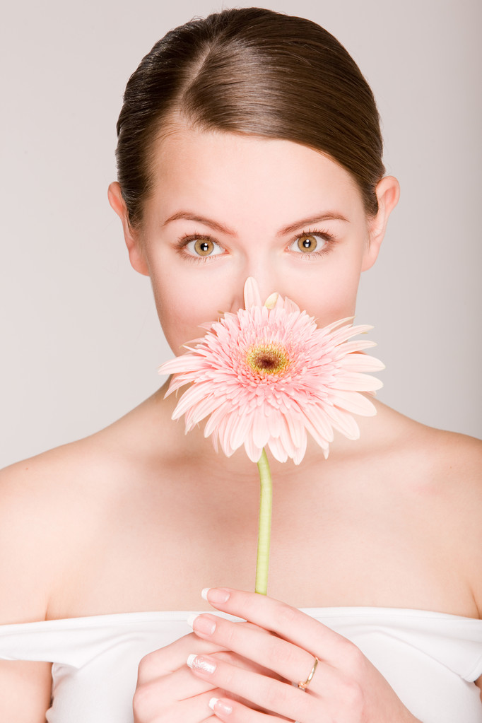 πορτρέτο του φρέσκο και όμορφο κορίτσι με λουλούδι - Φωτογραφία, εικόνα