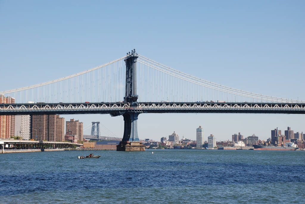 NEW YORK CITY, Stany Zjednoczone - 18 września 2007: Niebieski filar mostu Manhattan w Nowym Jorku nad rzeką East River - Zdjęcie, obraz