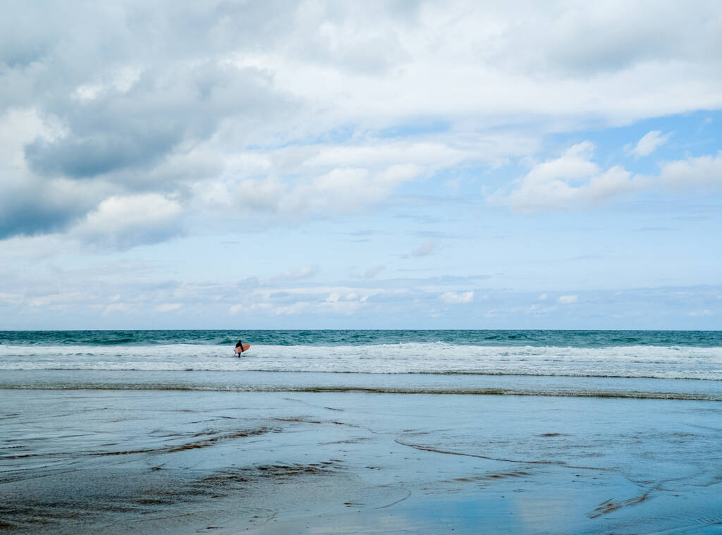 Красивый пейзаж серфингиста, идущего в море - Фото, изображение