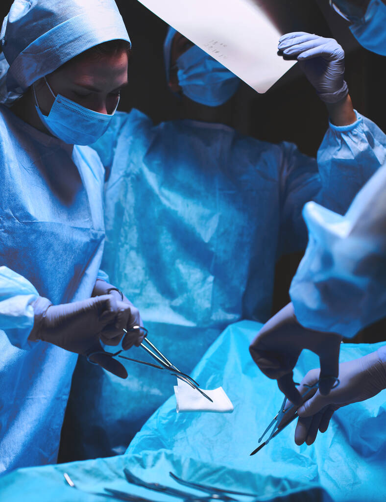 командний хірург на роботі в операційній
 - Фото, зображення