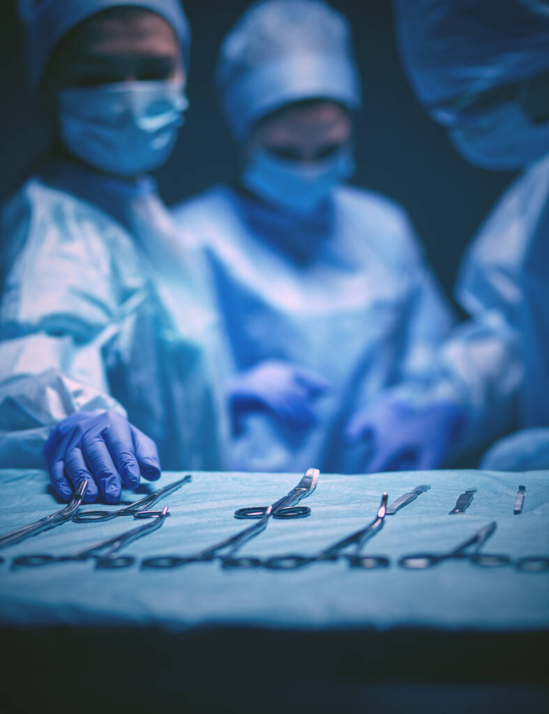 командний хірург на роботі в операційній
 - Фото, зображення