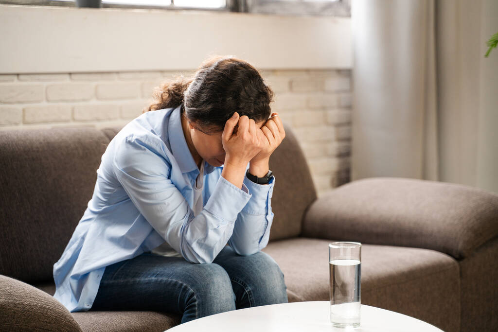 Depresyon ve ilişki sorunları olan bir kadın - Psikoterapist stüdyosu, hasta ile seans yapan bir psikolog - Fotoğraf, Görsel