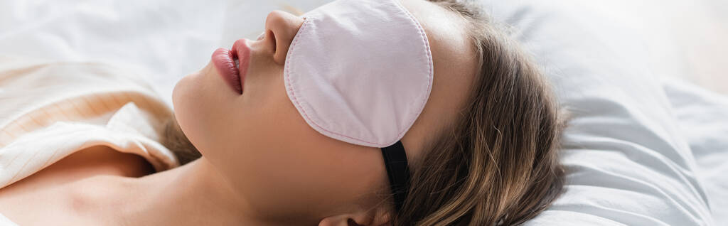 Giovane donna in maschera addormentata sul letto, banner  - Foto, immagini