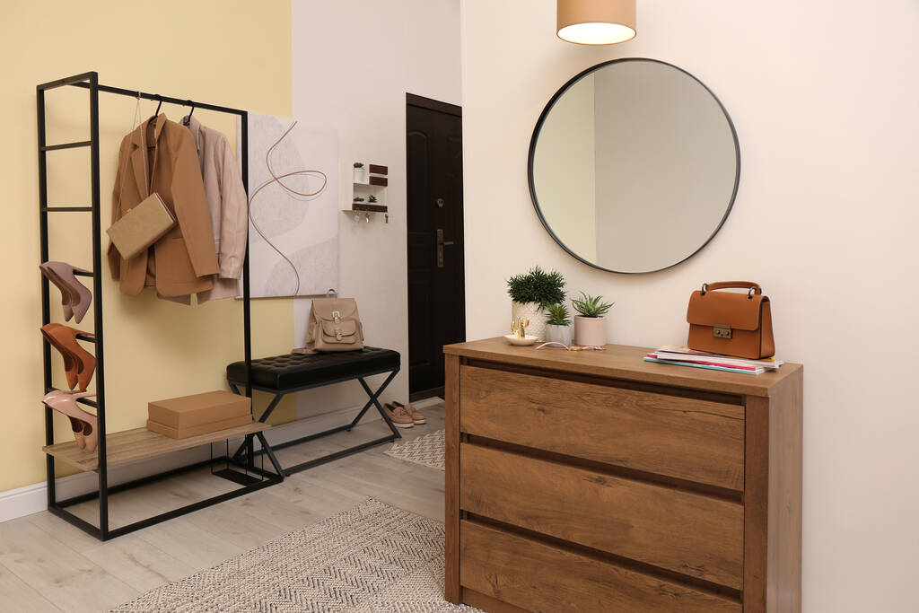 Современный коридор со стильной мебелью и зеркалом - Фото, изображение