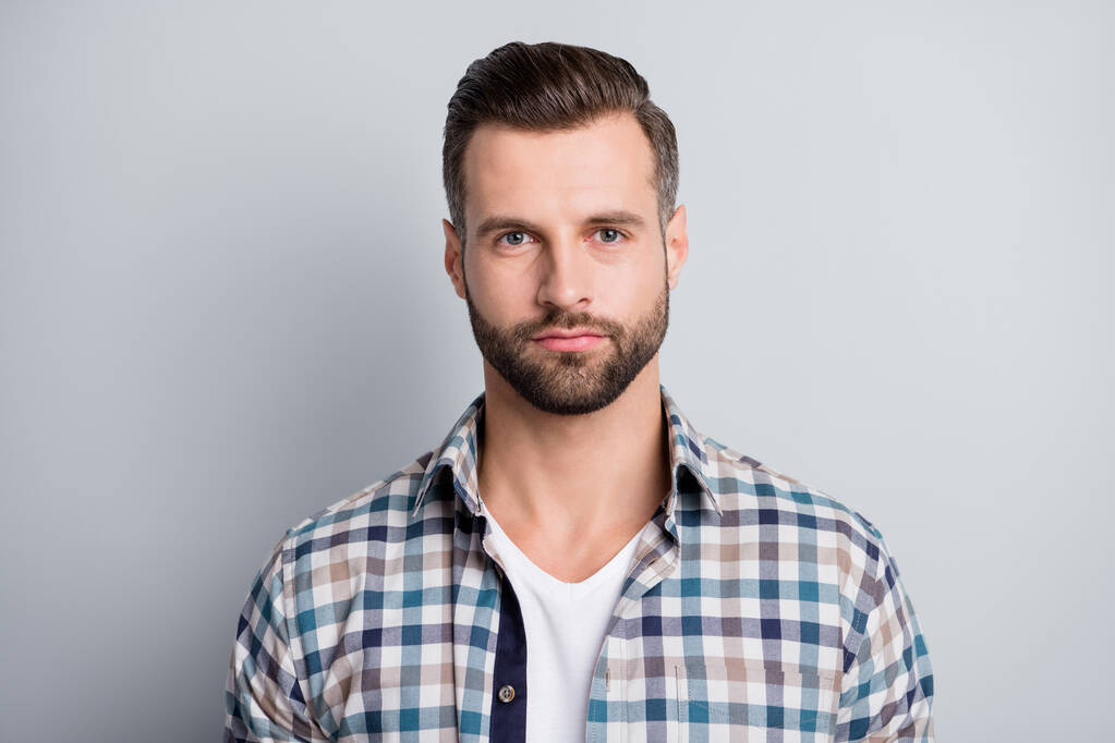 Kuva nuori houkutteleva komea vakava hyvännäköinen liikemies ruudullinen paita eristetty harmaa väri tausta - Valokuva, kuva
