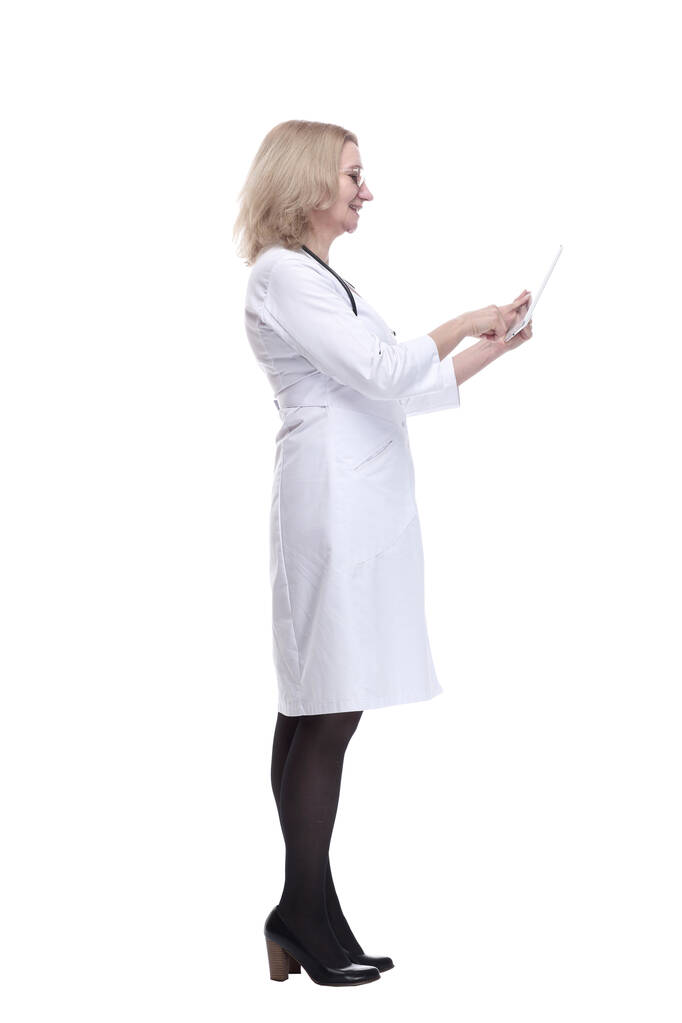 glimlachende vrouwelijke arts die naar het scherm van een digitale tablet wijst. - Foto, afbeelding
