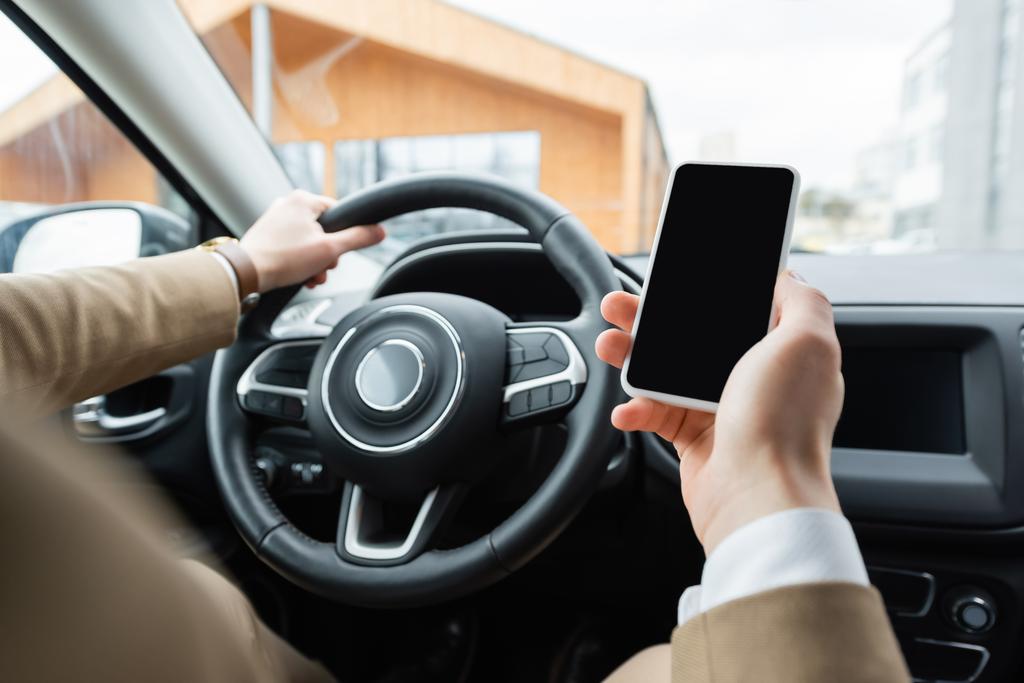 vágott kilátás az ember használ okostelefon vezetés közben autó - Fotó, kép