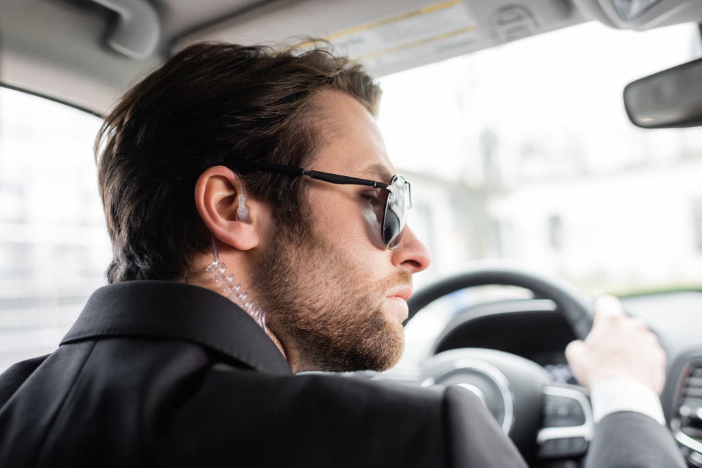 guarda-costas barbudo em óculos de sol dirigindo automóvel moderno  - Foto, Imagem