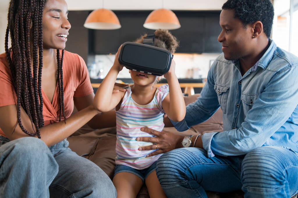 A család videojátékokat játszik VR szemüveggel. - Fotó, kép