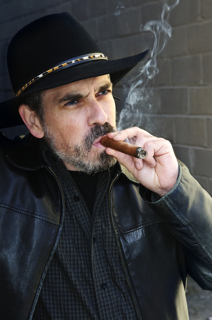 Hombre barbudo fumando cigarro
 - Foto, Imagen