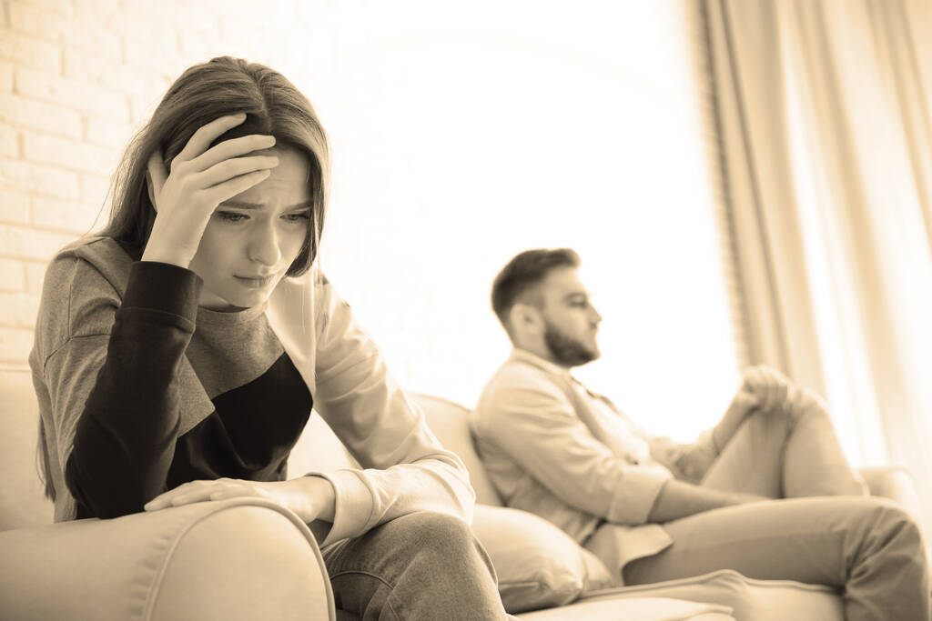 Jeune couple malheureux avec des problèmes relationnels à la maison, se concentrer sur la femme. Trahison et rupture - Photo, image