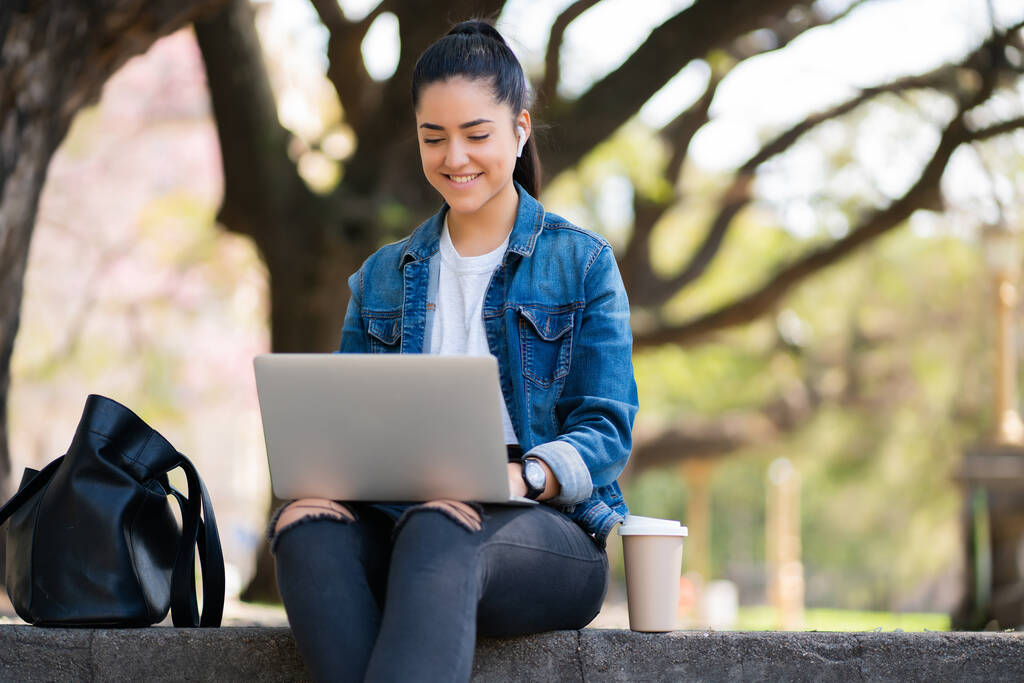 Mulher usando seu laptop ao ar livre. - Foto, Imagem