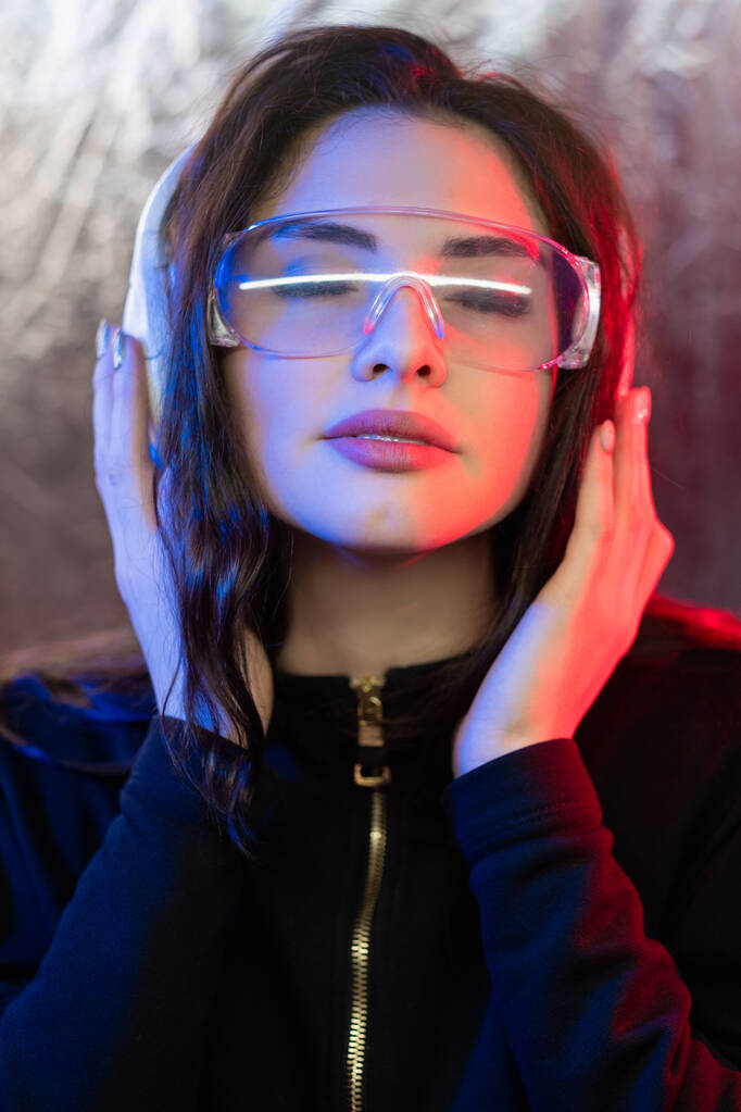 Musiktechnologie inspirierte Neon-Frau in Kopfhörern - Foto, Bild