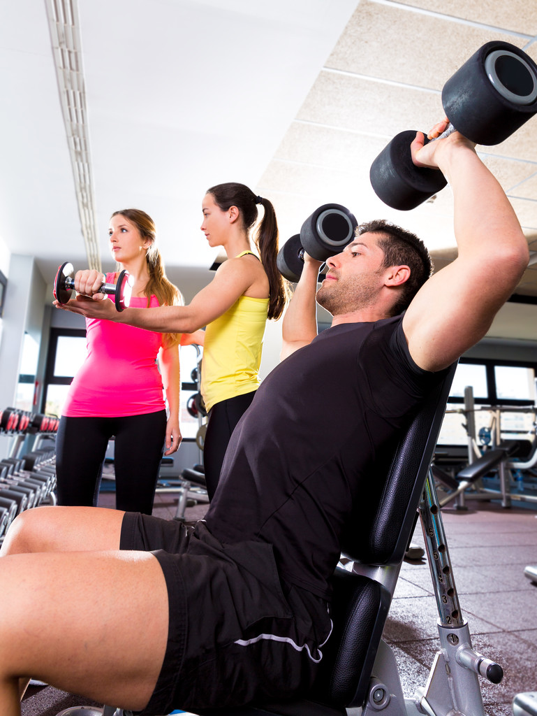 Dumbbell uomo in palestra allenamento fitness sollevamento pesi
 - Foto, immagini