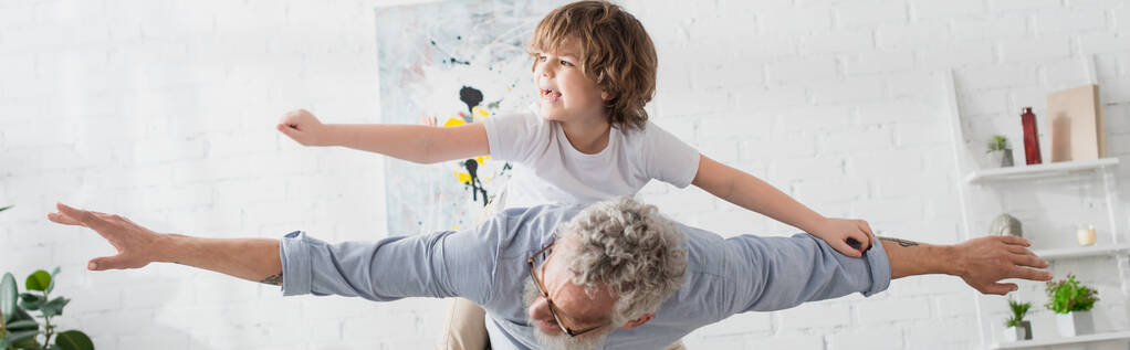 Бабушка с дедушкой играют с ребенком в гостиной, баннер  - Фото, изображение