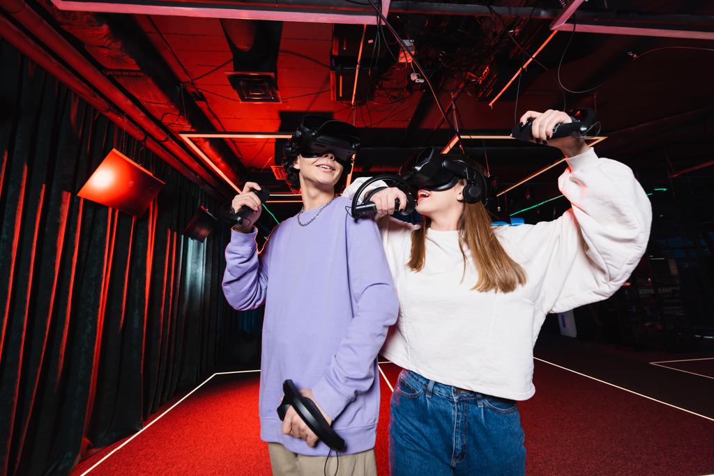 Oyun sahasında VR kulaklıklı neşeli arkadaşlar - Fotoğraf, Görsel