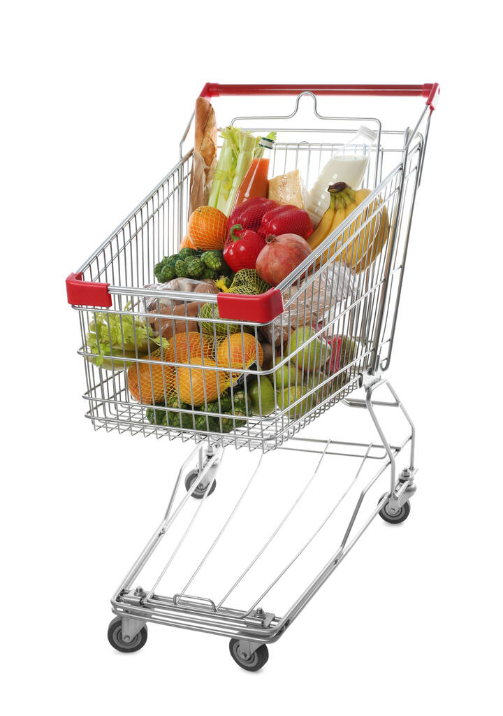 Carrito de compras con alimentos frescos sobre fondo blanco - Foto, imagen