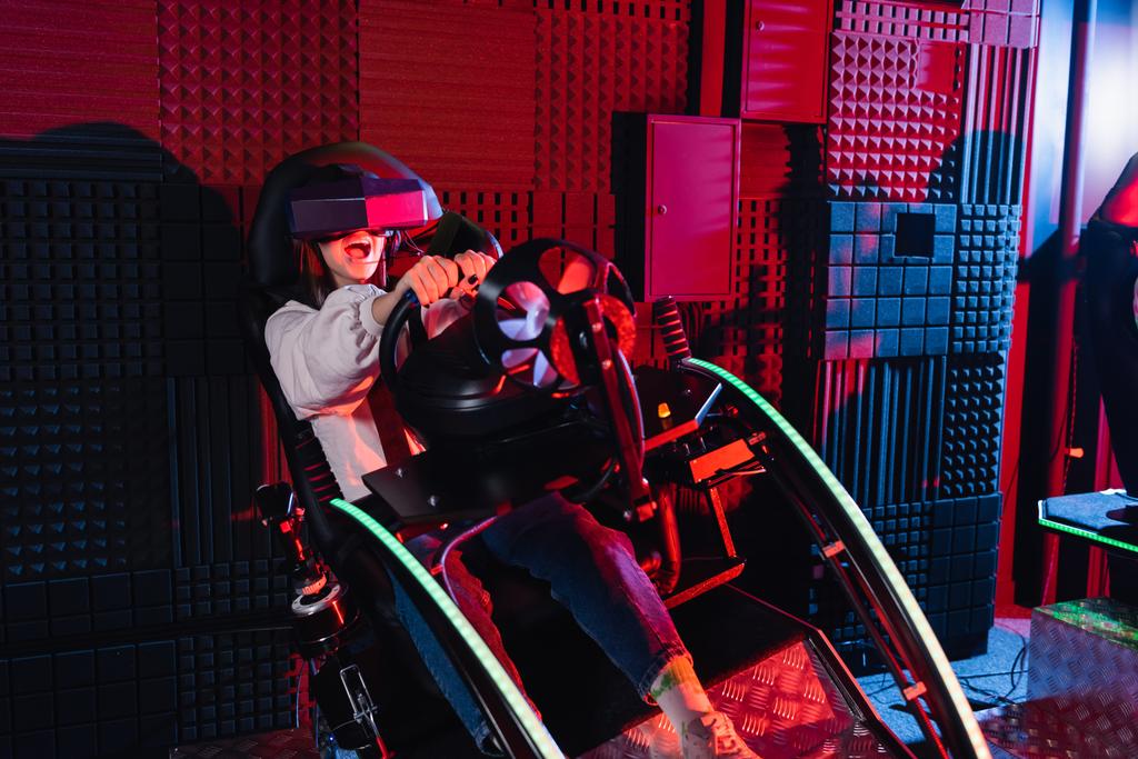 adolescente animado em jogos vr fone de ouvido no simulador de corrida de carro - Foto, Imagem
