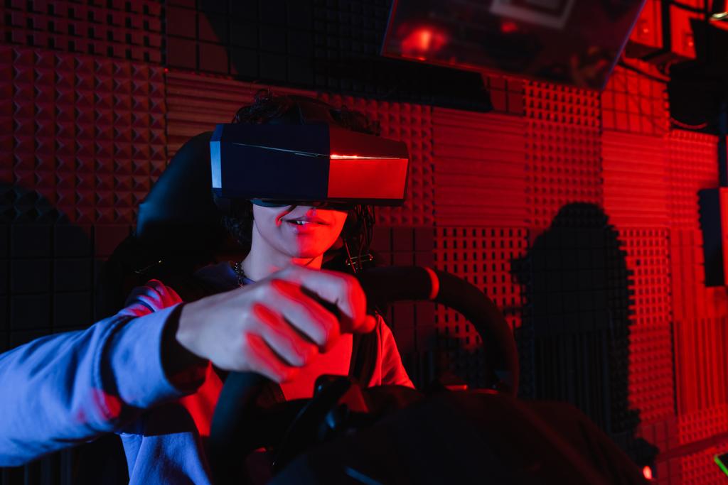 συμπυκνωμένος τύπος σε VR ακουστικά αγωνιστικά σε προσομοιωτή αυτοκινήτου - Φωτογραφία, εικόνα